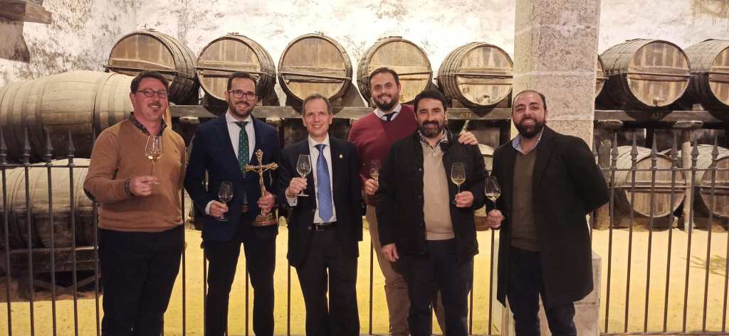 La cuadrilla de costaleros de María Santísima de la Esperanza recibió el Detalle Cofrademanía por su trabajo la pasada Madrugada&nbsp;Santa