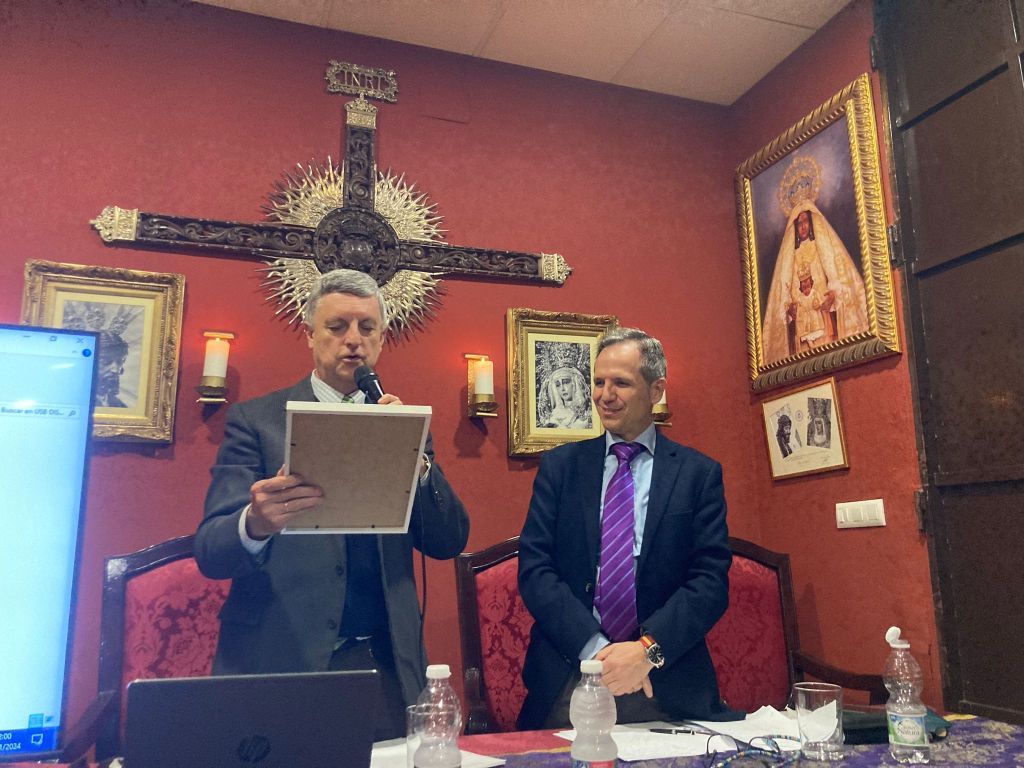 El pasado viernes tuvo lugar, en la Casa de Hermandad, la conferencia ‘El Maestro Navarro y las coplas del Señor de la Vía-Crucis’