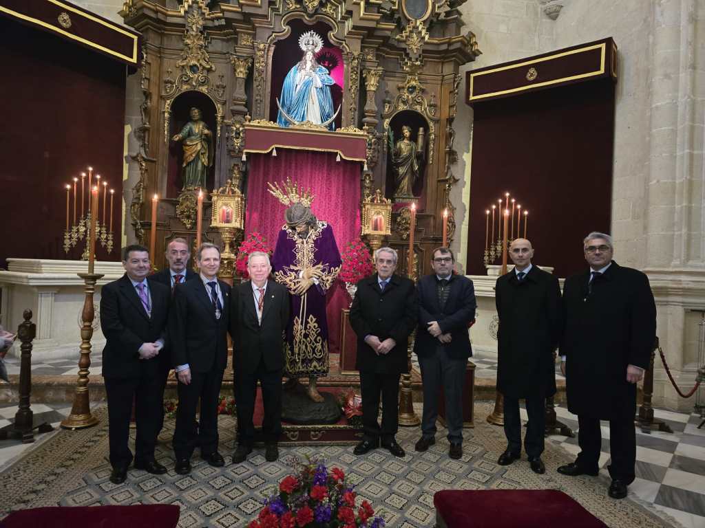 Tradicional intercambio de ofrendas florales en la jornada del Miércoles de Ceniza con la querida Hermandad del Santo&nbsp;Crucifijo